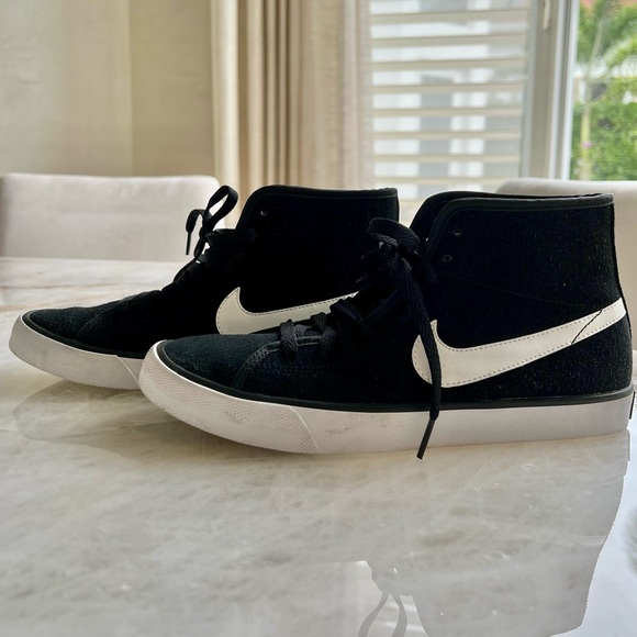 Ladies NIKE ankle high top suede sneakers Size 8 - Picture 2 of 11